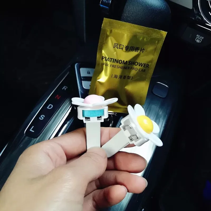

4 pcs car outlet vent perfume clip small daisy air conditioning aromatherapy clip car interior decoration supplies air freshener