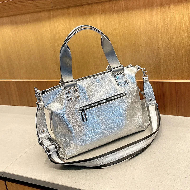 Женская кожаная сумка на плечо со стразами