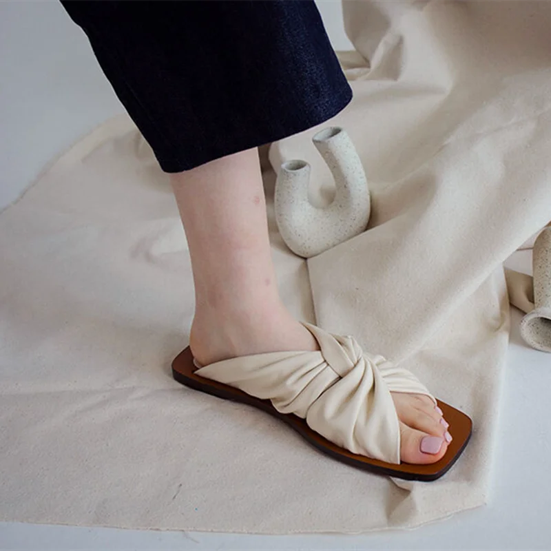 

Celebrities Same Slippers 2022 Summer New Style Square Open Toe Cross Soft Leather Comfortable Flat Heel Women Casual Sandals