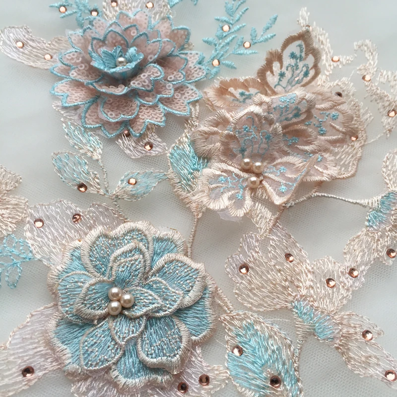 Кружевная аппликация фиолетового и розового цветов с вышитыми блестками цветами