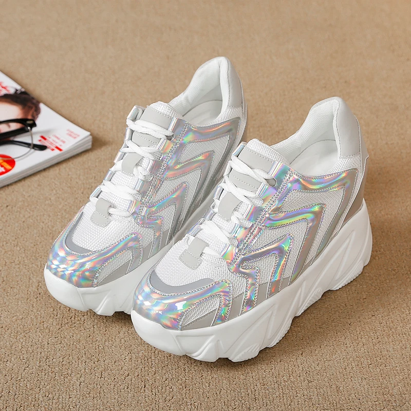 Новая обувь женская прогулочная на толстой подошве модная уличная увеличивающая