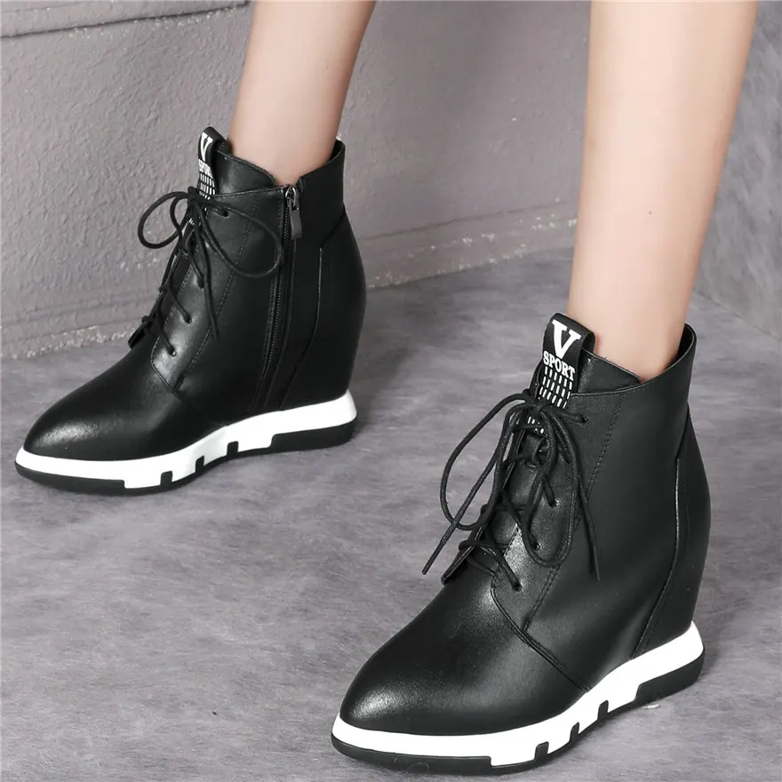 Женские высокие кроссовки из натуральной кожи на шнуровке танкетке с острым