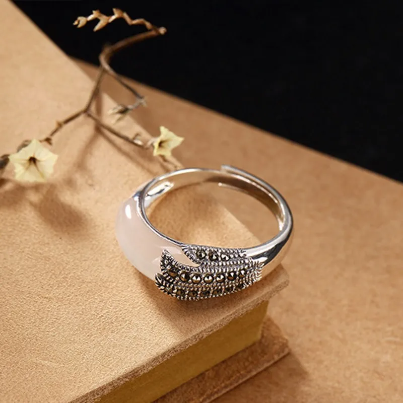 Женское кольцо из чистого серебра 100% пробы с инкрустированным гранатом камнем