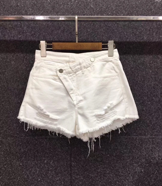 

2021 spring and summer new women's pure color decoration oblique buckle hair beard trim fashion casual all-match denim shorts 31