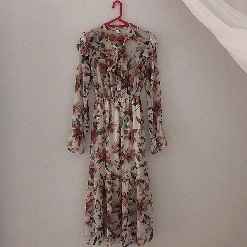 Винтажное длинное платье с оборками и расклешенными рукавами облегающее