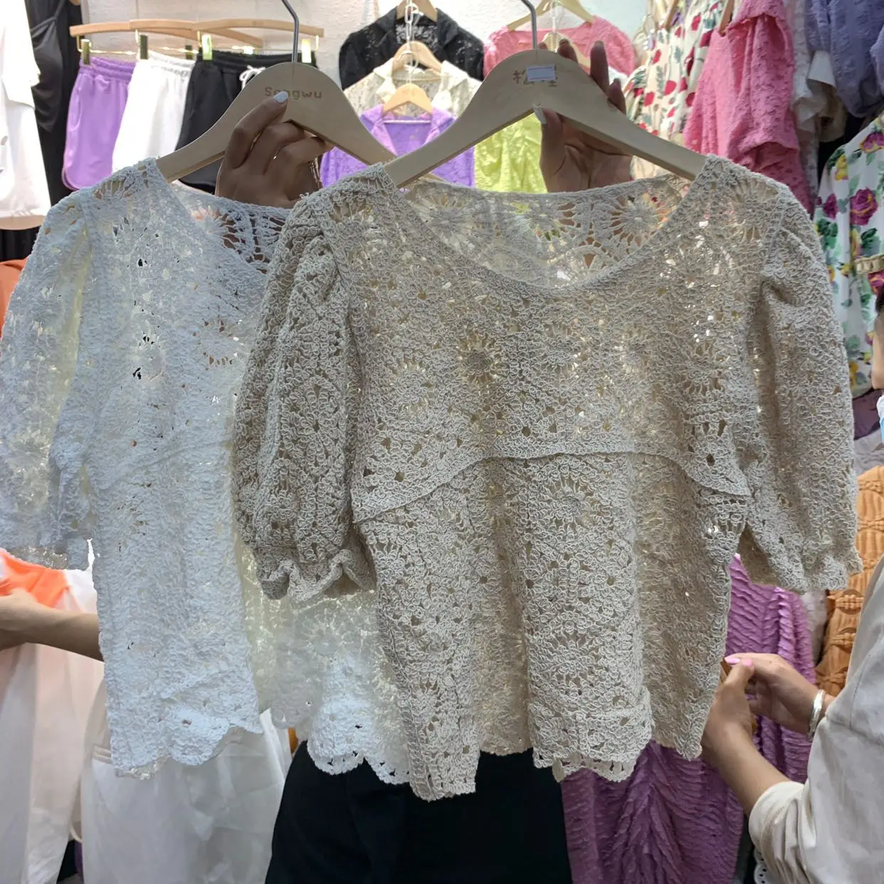 

South Korea summer style V-neck show thin hollow hook flower careful machine thin style perspective loose bubble sleeve shirt