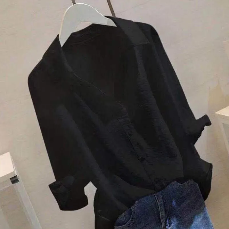 Женская рубашка с V-образным вырезом белая или синяя Облегающая Elagant модель S471 на