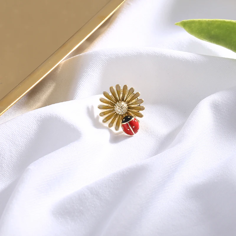 

Fashion Bee Chrysanthemum Brooch Pins For Women Designer Wedding Gifts Clothing Accessories The candid Jewelry Flowers Pins