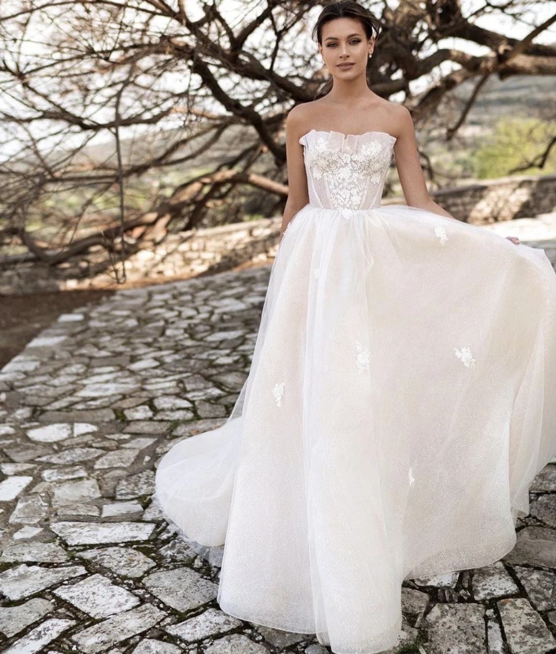 

Wedding Dress A-Line Strapless Sleeveless Ruched Lace Appliques Sequined Backless Floor Length Sweep Train Bride Gown 2021
