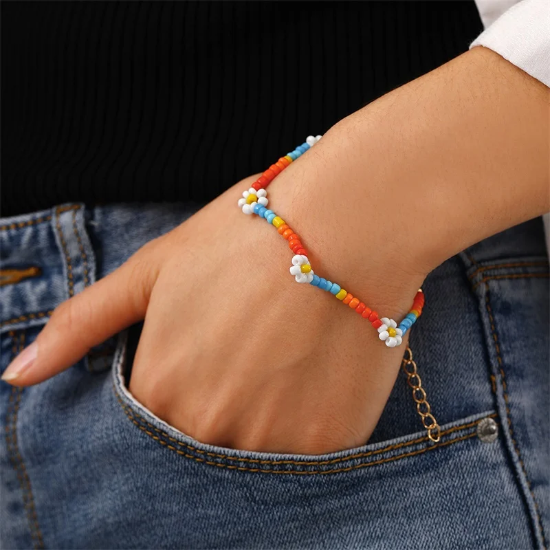 

2021 New Korean Cute Flowers Daisy Bracelets Transparent Colorful Beaded Handmade Elastic Wristband For Women Jewelry