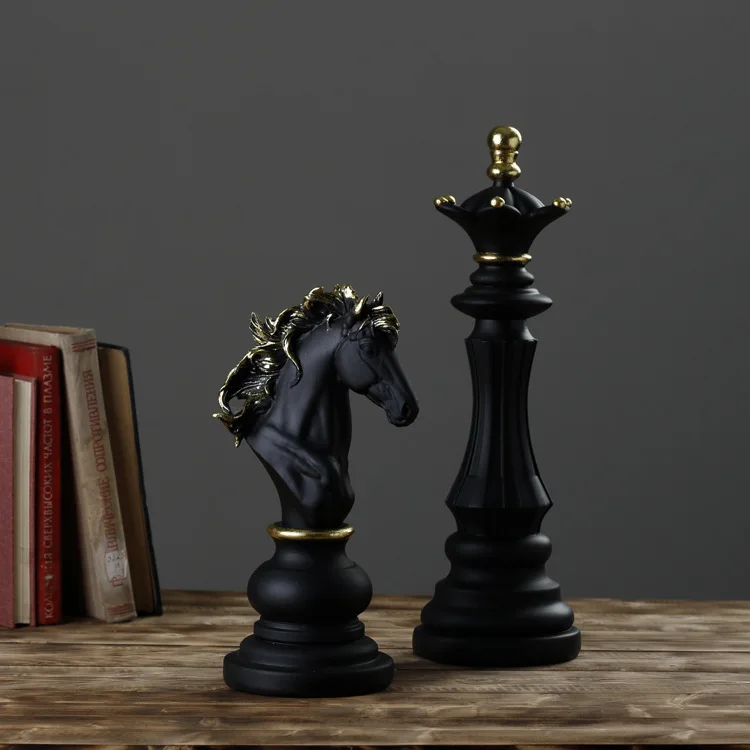 Декоративный набор "Король и королева воинского коня" для шахматных фигурок в стиле симуляции.