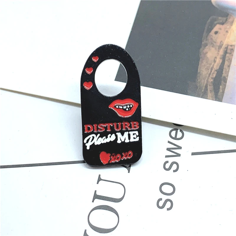 New black pin red love lips white teeth letter DISTURB Please metal enamel pins Halloween backpack shirt brooch jewelry | Украшения и