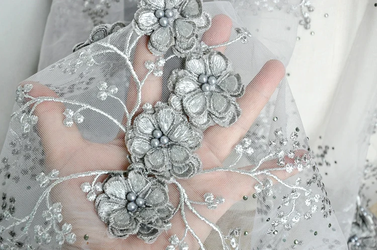 Золотистое шелковое три-выход украшенное трехмерным цветочным рисунком