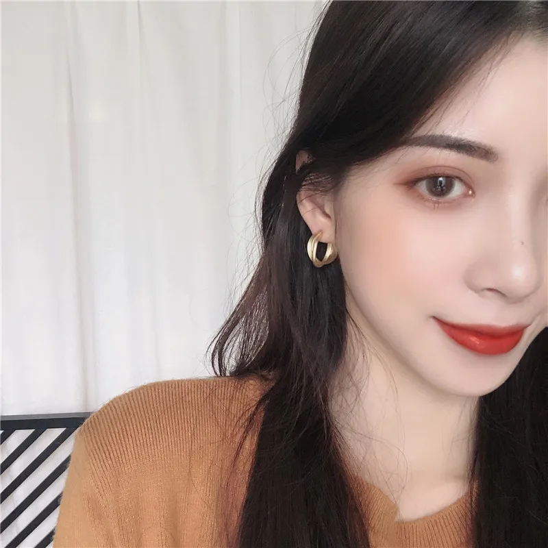 

Simple Plain Gold Color Metal Hoop Earrings 2020 Korea Fashion Vintage Circle Hoops Statement Earrings for Women Party Jewelry