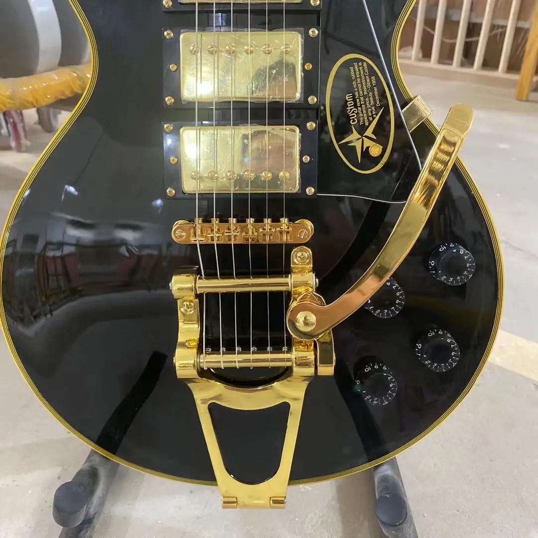 Черная электронная гитара на заказ три пикапа с Bigsby золотая фурнитура золотые