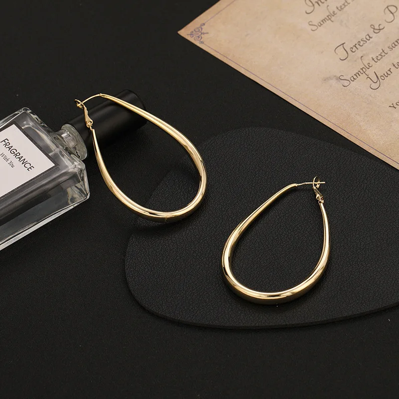 

Новые модные глянцевые серьги, увеличенные золотые серьги-кольца в форме с, Женские Геометрические изысканные маленькие ювелирные изделия,...