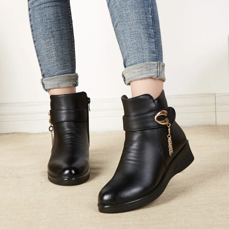 

Женские зимние ботинки на плоской подошве, кожаная женская обувь с круглым носком, на молнии, 2021, низкие однотонные ботильоны из пвх и микроф...