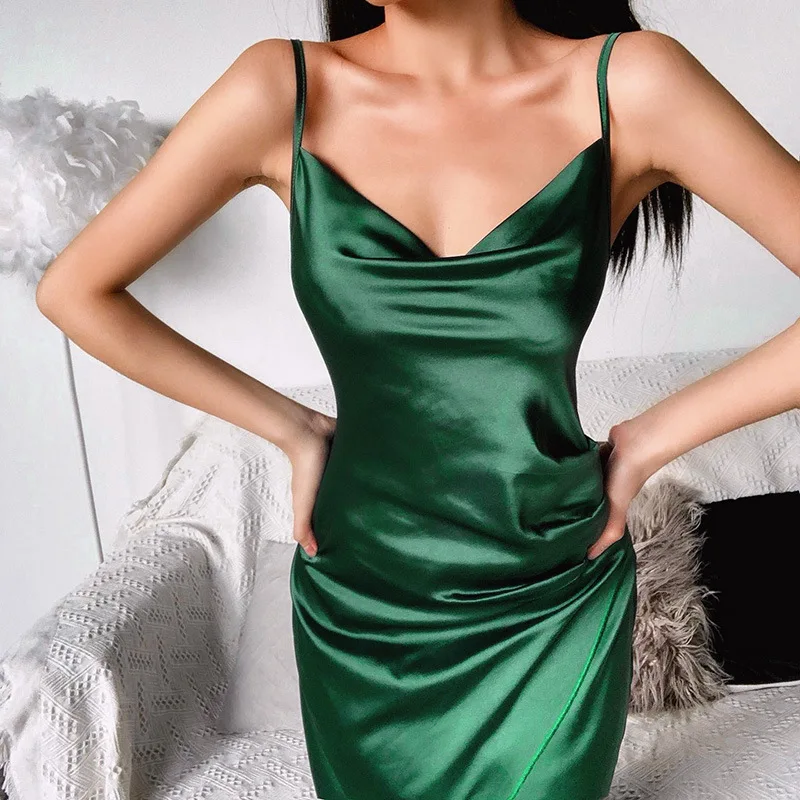 Платье на бретелях-спагетти из шелковистого атласа зеленое с высоким разрезом со