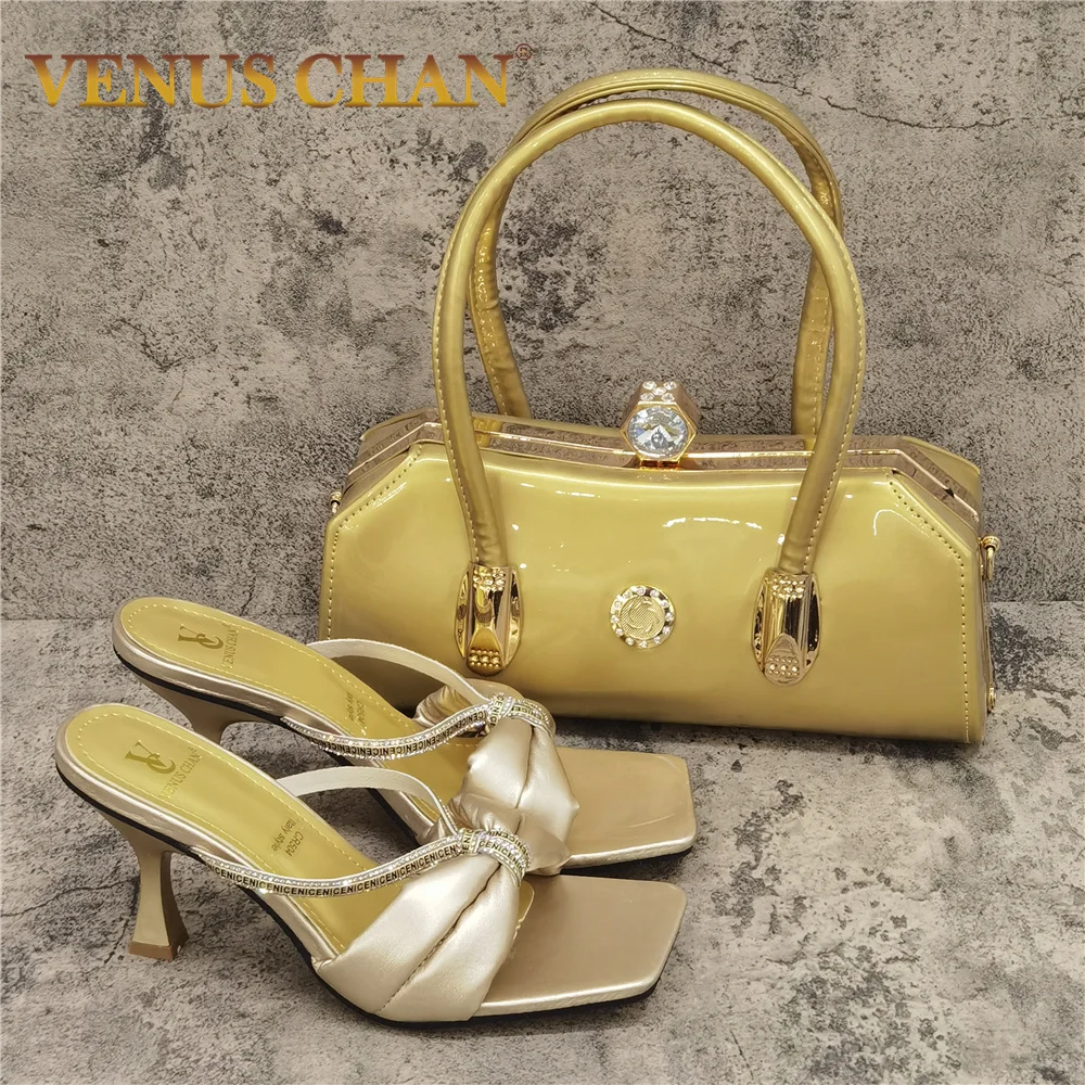 

Стиль для отдыха, красивая женская обувь с открытым носком на очень высоком каблуке, ручная сумка золотого цвета с аппликацией для свадьбы