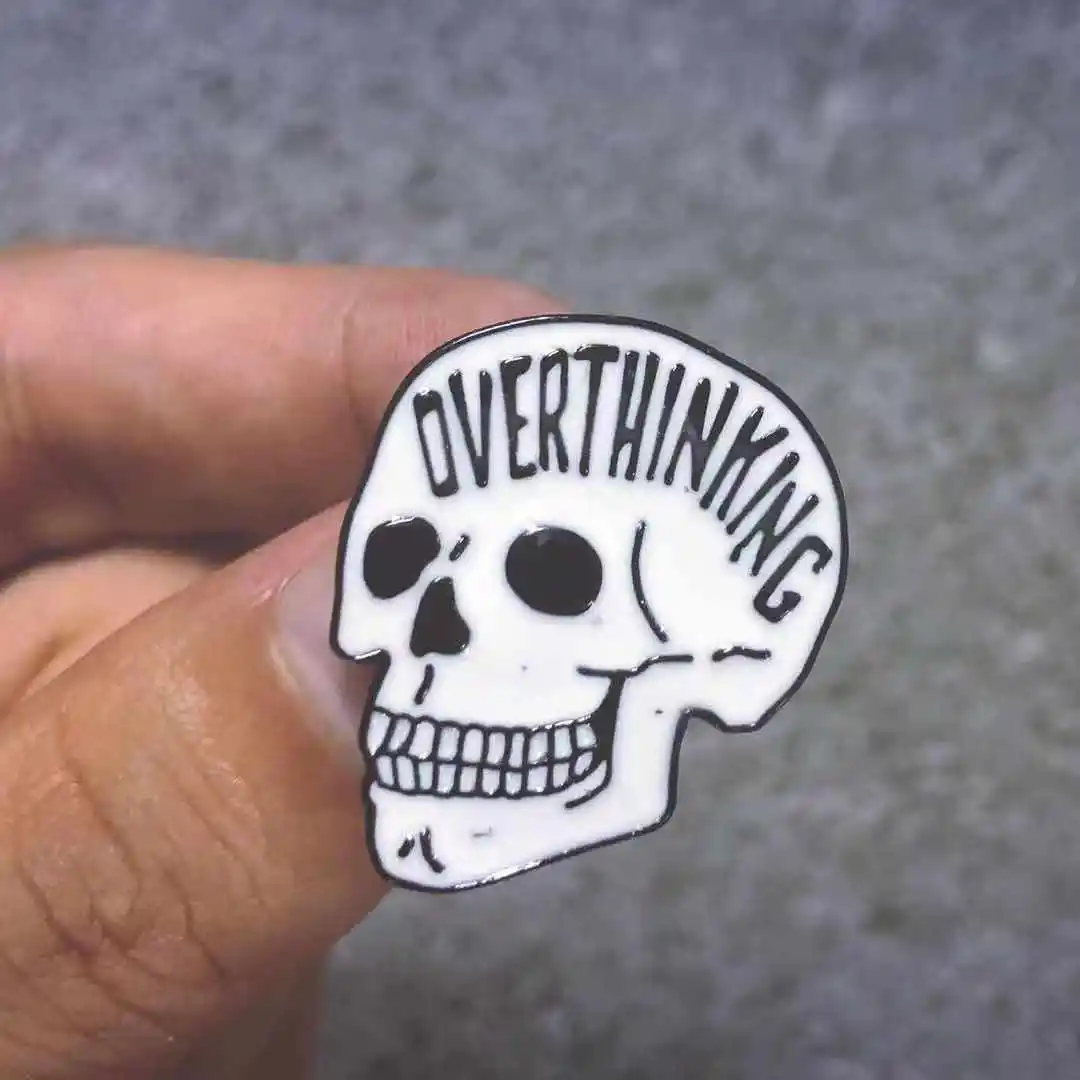 Эмалированная брошь в виде черепа