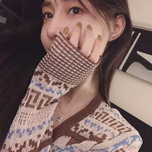 

Aihuyigui Autumn Winter New Fashion Stitching V Neck Embroidery Knitte Cardigan Diagonal Straps Knit Cardigan Sweater Cl008