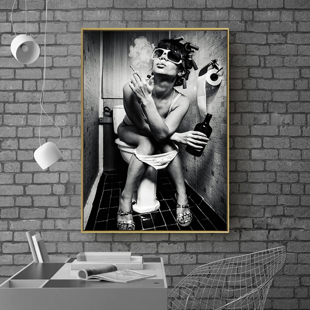 Настенная картина AAVV на холсте с рисунком девушки питьевой курительной в ванной