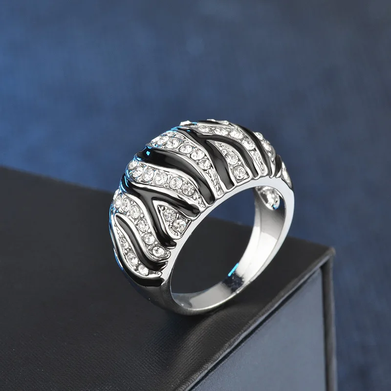 

Эпоксидная Эмаль полосы зебры Кристалл кольцо двухцветное акцент ширина купол Геометрия Круг Модные женские ювелирные изделия Дамский под...