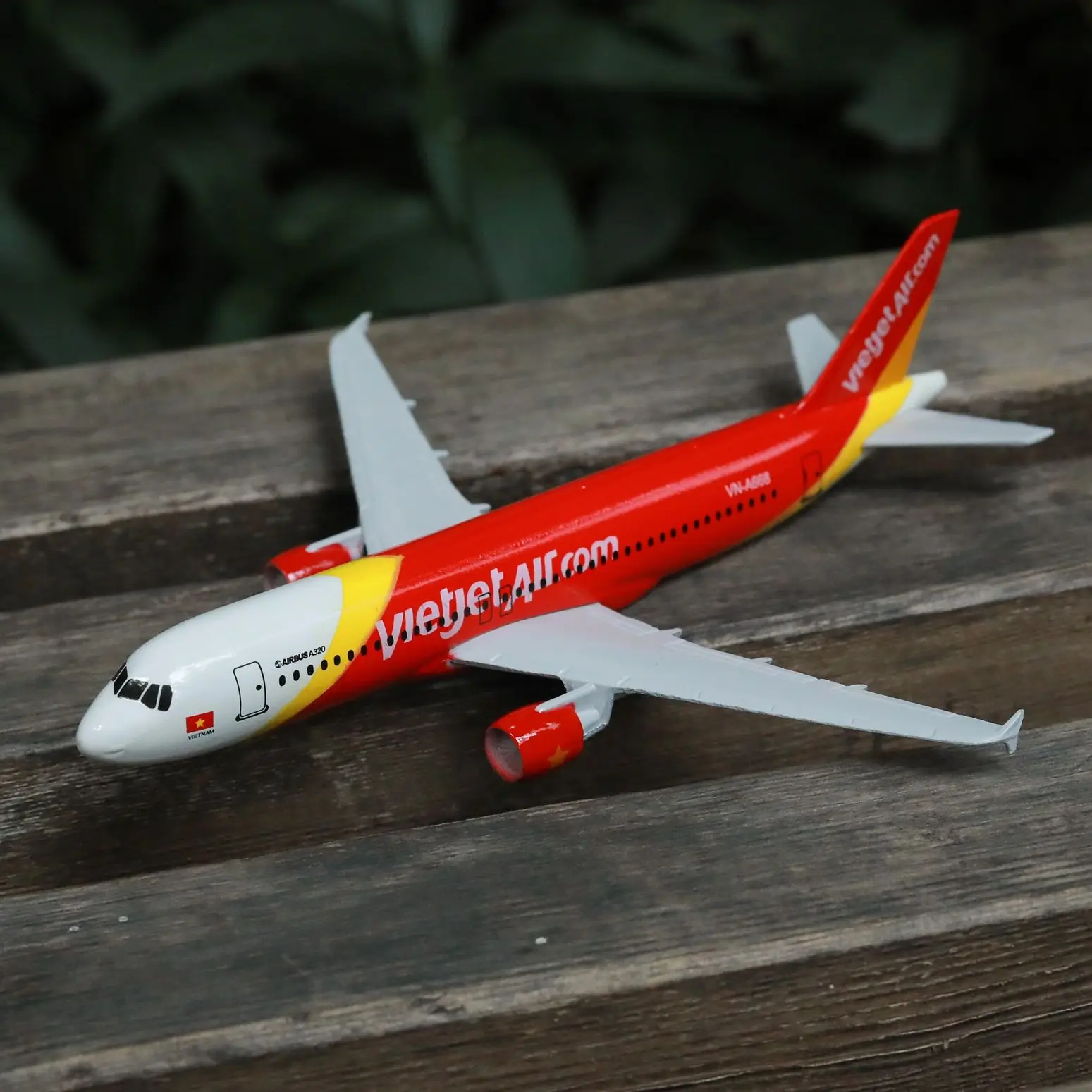 Vietnam Airlines A320 Aircraft Model 6 Inches Alloy Aviation Diecast Collectible Miniature Ornament Souvenir Toys