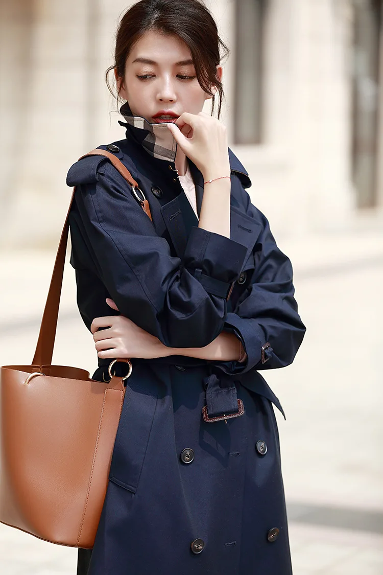 Женская двубортная ветровка на шнуровке средней длины в британском стиле для