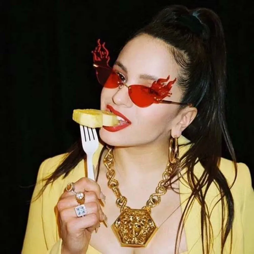 Женские солнцезащитные очки в металлической оправе с линзами из