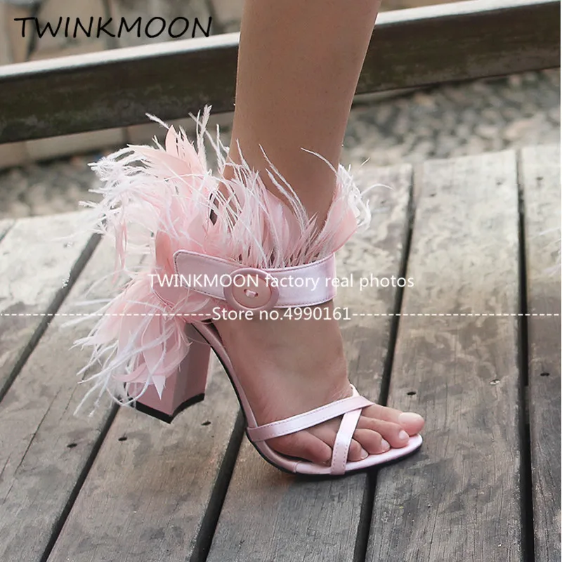 

Сандалии женские с красным мехом, Атласные босоножки с страусиными перьями, обувь на блочном высоком каблуке, модельные вечерние, лето