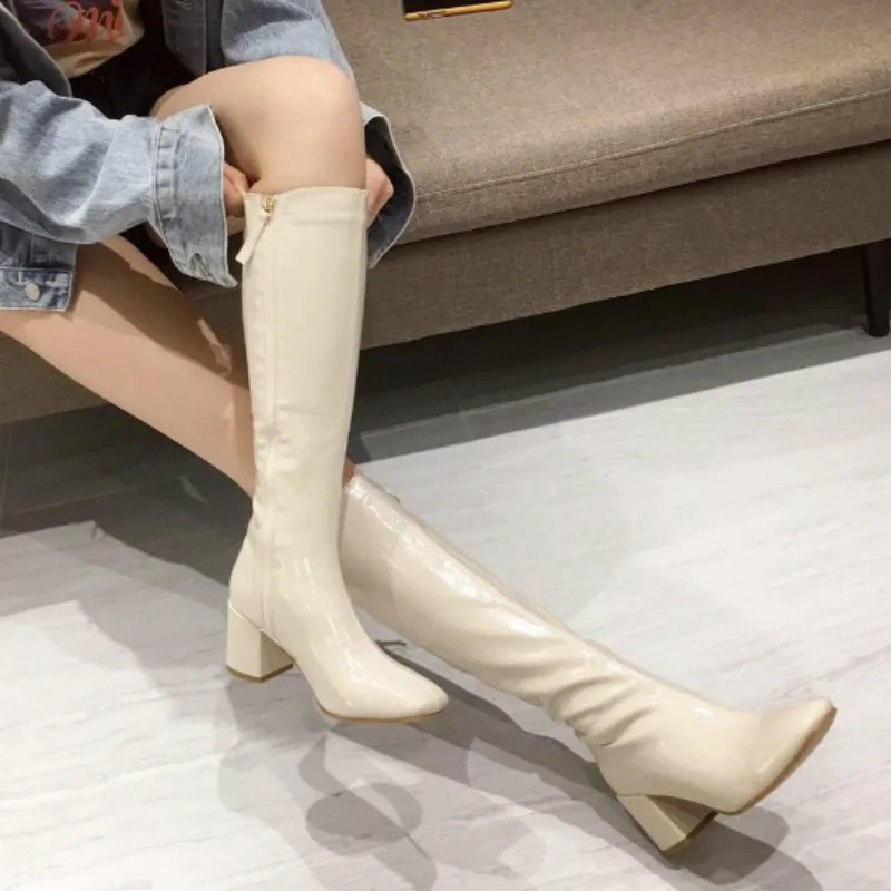 Женские пикантные узкие белые высокие сапоги качественные кожаные до колена на