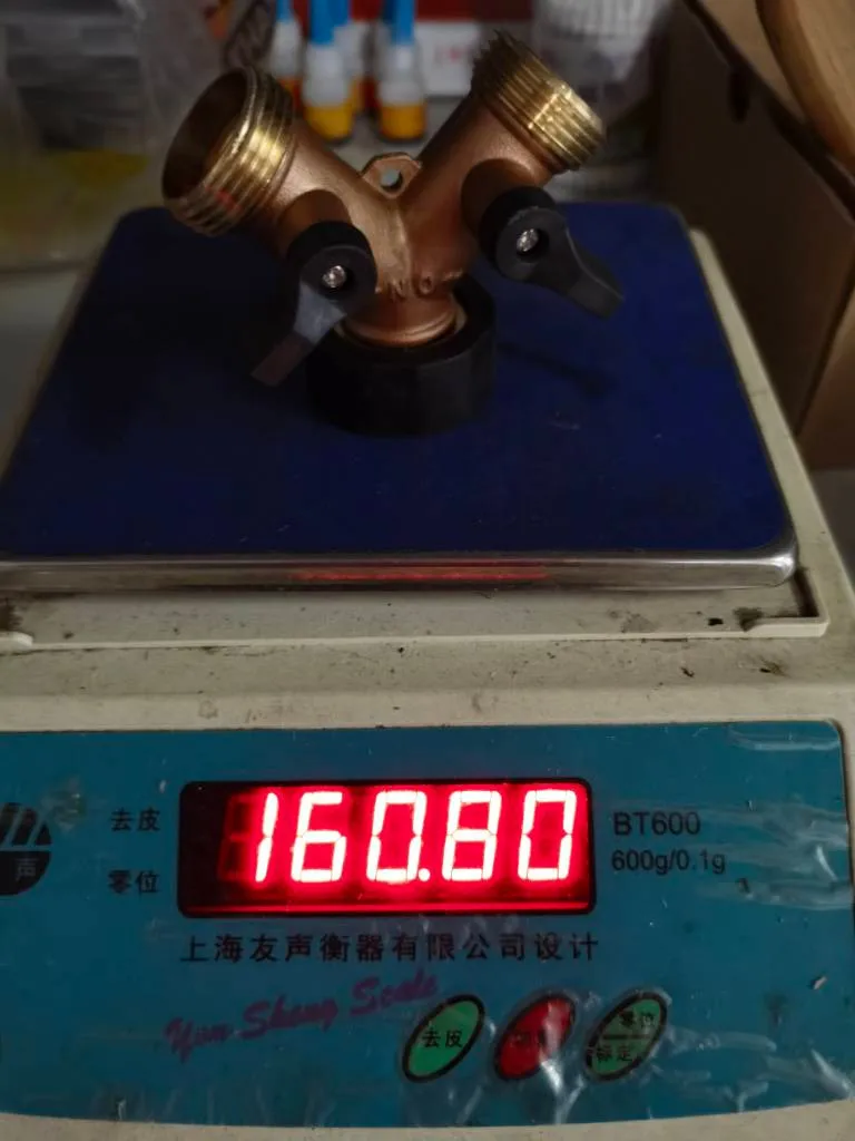 Корпус из твердой латуни на заднем дворе 2 Way Y садовый шланговый соединитель