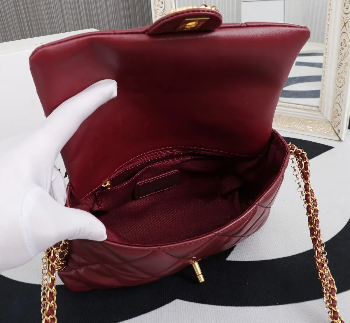 

Сумка-мессенджер кожаная, на цепочке, в стиле ретро, 2021, Осень-зима, 01002