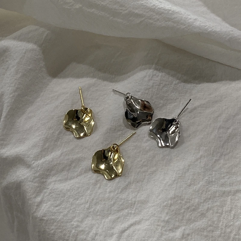 Женские асимметричные серьги гвоздики в виде листьев Silvology серебряные из