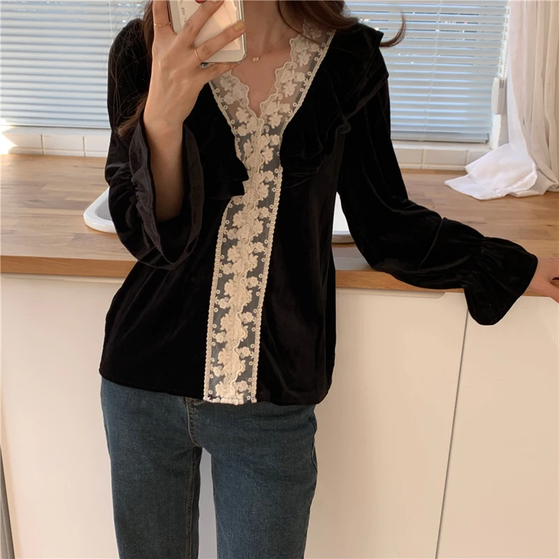 

Comelsexy 2021 New Chic V-Neck French Retro Velvet Gentle Blouses Streetwear All Match Stylish Lace Patchwork Tops Shirts