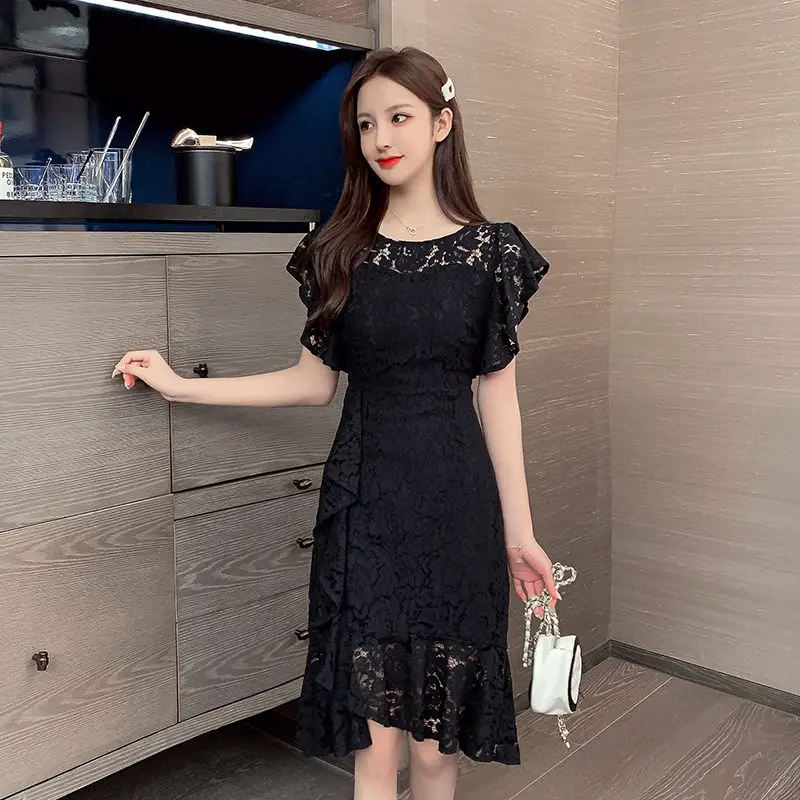 Женское кружевное платье с оборками черное облегающее большого размера