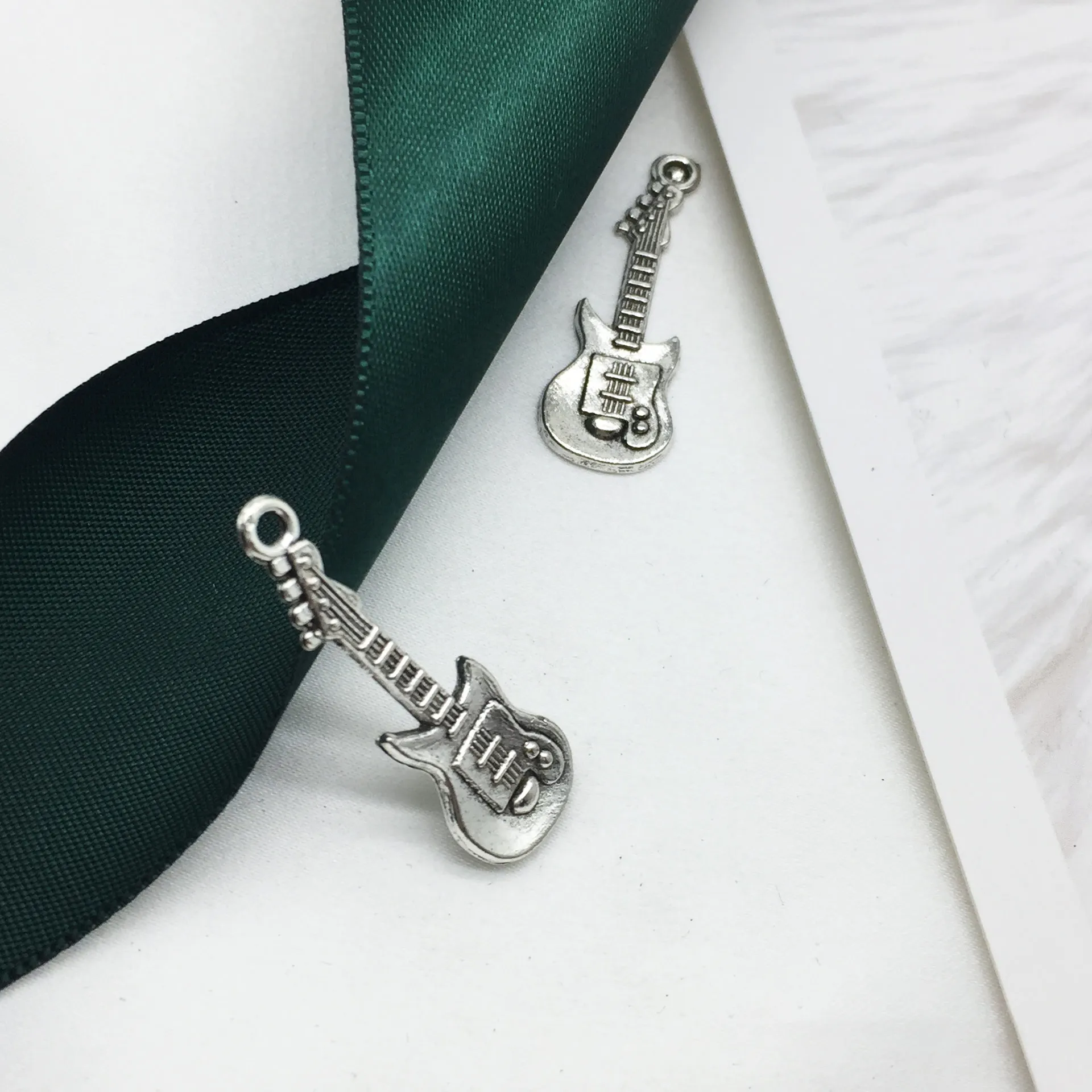 

18 шт. серебряный цвет Электрический Кулон Шарм в виде гитары подходит для Diy ожерелья ручной работы брелок фурнитура материалы для изготовл...