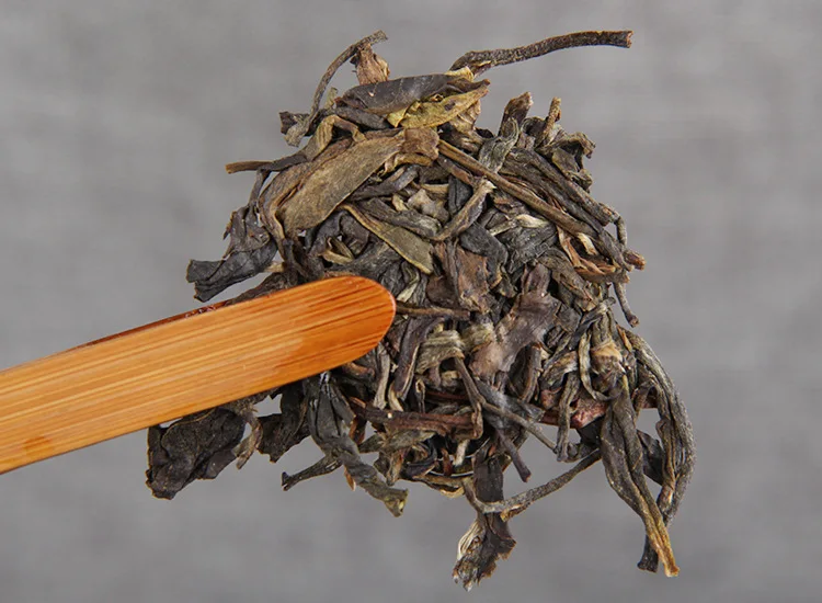 

2013 Year Yunnan Menghai Raw Pu-erh Shen Tea 357g/cake