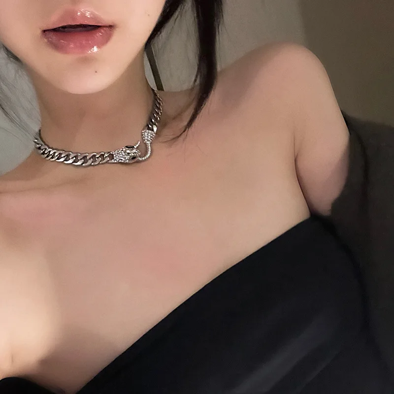

Super Flash Zircon Snake Pendant Design Women's Chain Necklace Gothic Hip-hop Rock Club Woman Necklace Necklace Jewelry