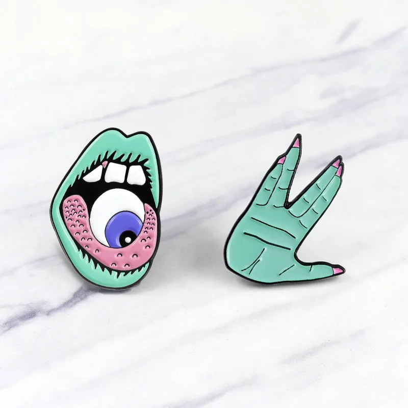 Мультяшные огромные зеленые ручки губы яркие глаза в рту эмалированные булавки