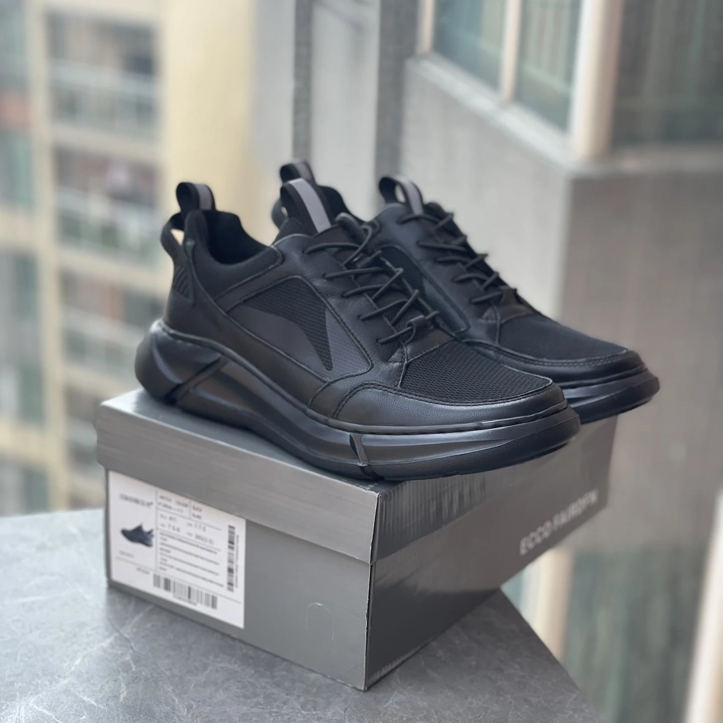 

Light series casual men's shoes trend classic black and white style