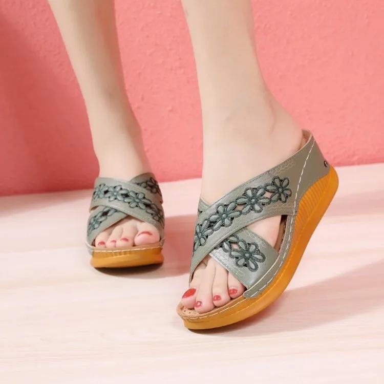 

Rubber Flip Flops High-Heeled Shoes Lady Slippers Casual Slides Slipers Women Platform On A Wedge Hawaiian Luxury Flat Fretwork