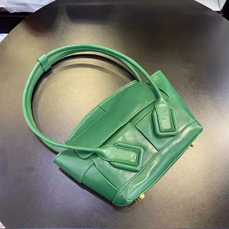 Женская сумочка из натуральной кожи с изогнутой ручкой|Сумки ручками| |