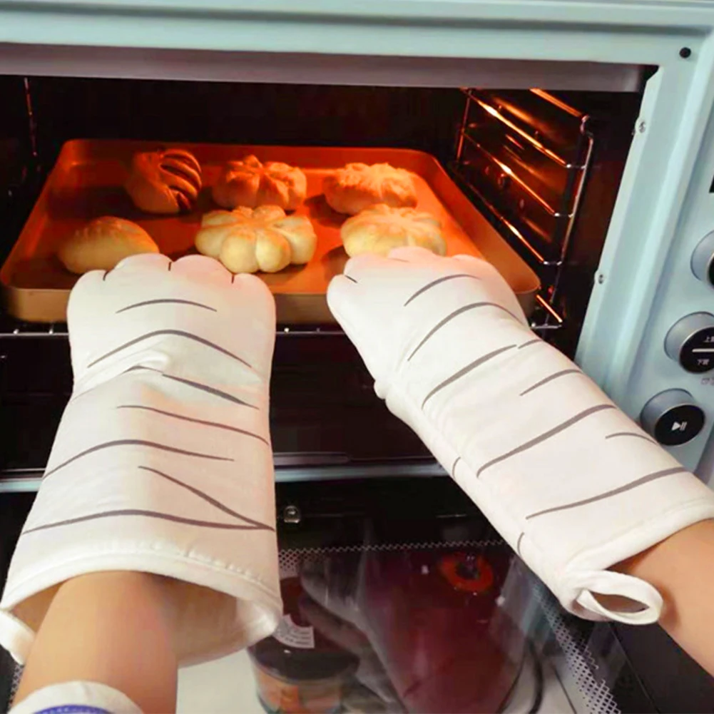 

A pair interesting 3D Cartoon Cat Paws Oven Mitts Cat Paw Design Heat Resistant Pot Holder Gloves Non-Slip Microwave Oven Gloves