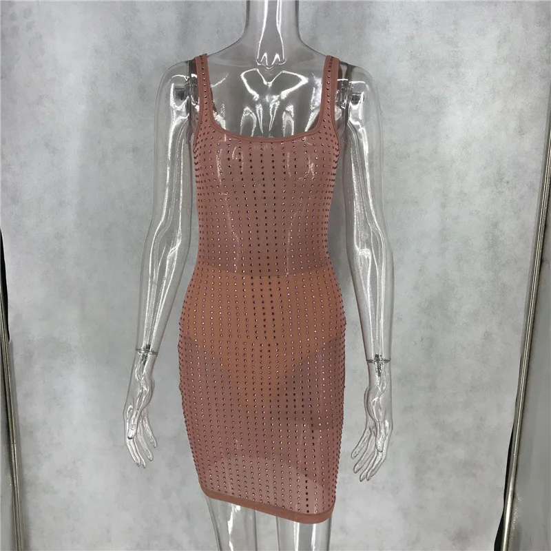 Прозрачное блестящее мини платье со стразами на тонких бретельках с квадратным