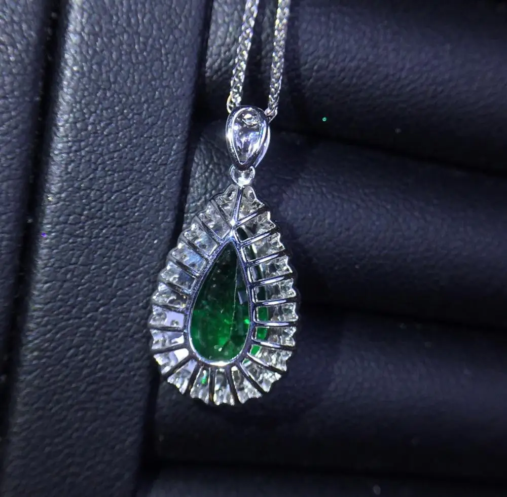 Женская подвеска из 18-каратного золота с натуральным изумрудом карата |