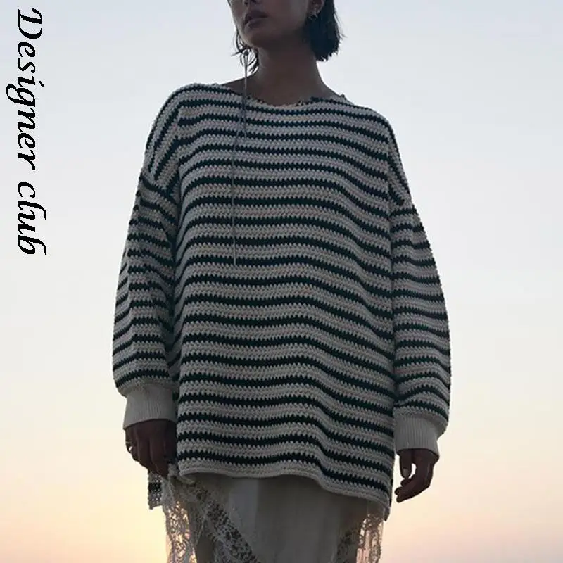 Женский трикотажный свитер в полоску с круглым вырезом и длинным рукавом |