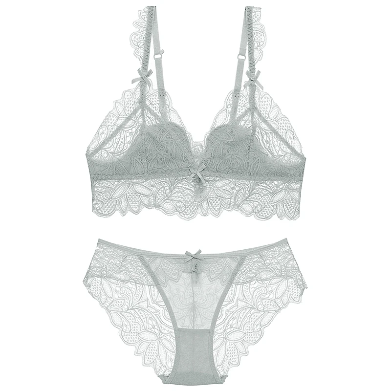 Комплект женского нижнего белья из трусиков и бюстгальтера с тонкой чашкой