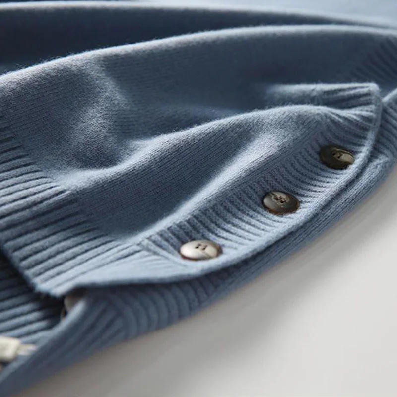 Женский трикотажный жилет без рукавов с круглым вырезом и боковыми пуговицами -